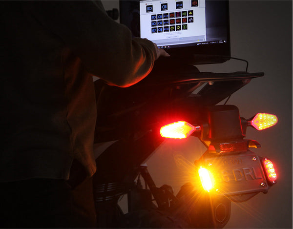 T3-S™ smarta blinkers och DRL-enheter med nummerplåtsfäste för motorcyklar – bakre